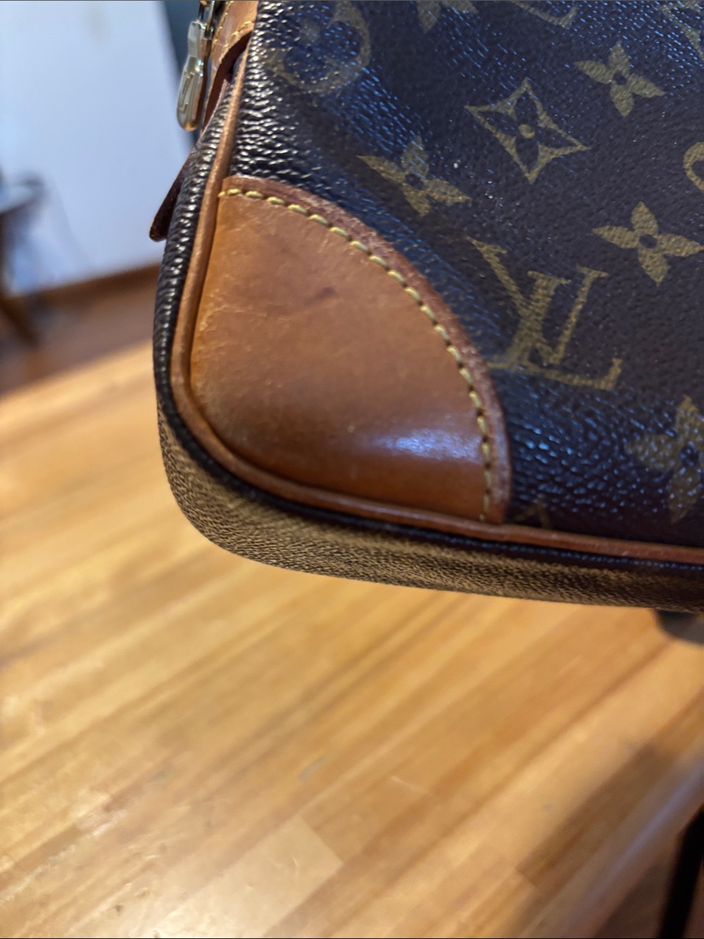 BUY THE CLUTCH/WRISTLET AT ASKING PRICE AND GET THE WALLET INCLUDED FOR FREE. - Picture 10 of 16